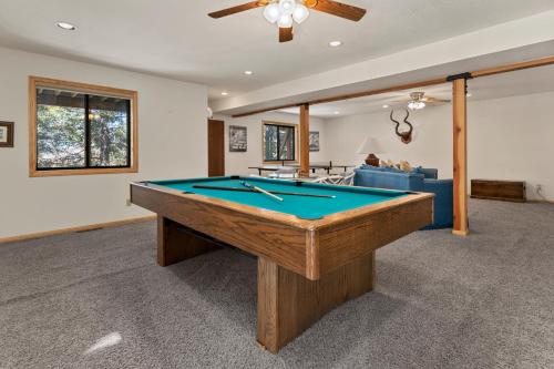 Ridge Hollow Lake - Beautiful log sided cabin with remarkable views! Ping-Pong and Pool Table! in Big Bear Lake, USA