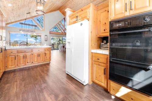 Ridge Hollow Lake - Beautiful log sided cabin with remarkable views! Ping-Pong and Pool Table! in Big Bear Lake, USA