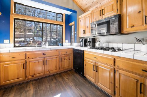 Ridge Hollow Lake - Beautiful log sided cabin with remarkable views! Ping-Pong and Pool Table! in Big Bear Lake, USA