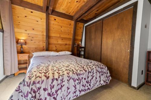 Prescotts Place - Adorable Gambrel Style Cabin close to Bear Mountain! Hot Tub, Board Games! in Big Bear Lake, USA