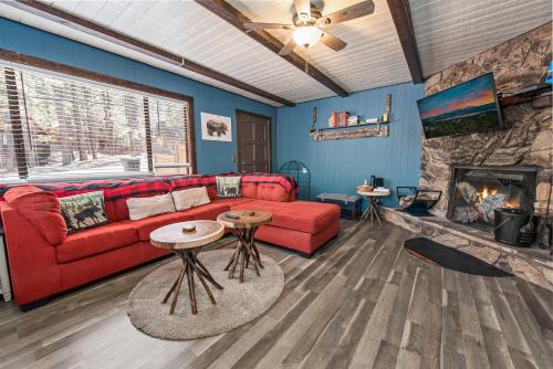 Ponderosa Hill Cabin - Perfect cozy escape! Located in a prime area for a family getaway! in Big Bear City, USA