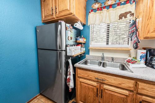 Ponderosa Hill Cabin - Perfect cozy escape! Located in a prime area for a family getaway! in Big Bear City, USA
