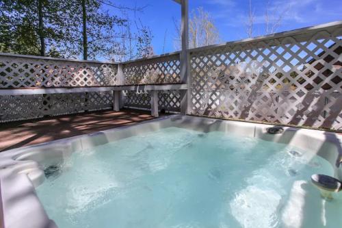 Bear Snugglin - Down the road from Bear Mountain!! Hot Tub!