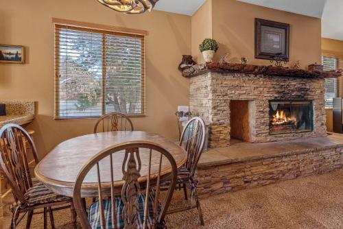 Bear Snugglin - Down the road from Bear Mountain!! Hot Tub! in Big Bear Lake, USA