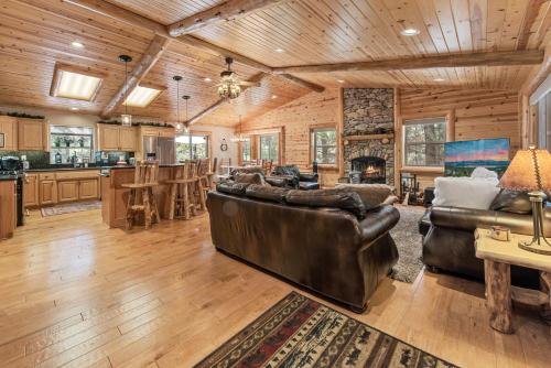 Paradise Peak - One of kind and breathtaking log cabin with Hot Tub and Game Room! in Big Bear Lake, USA