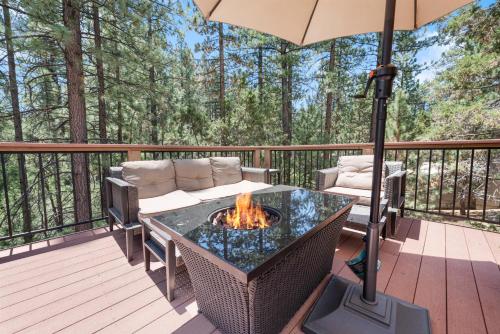 Paradise Peak - One of kind and breathtaking log cabin with Hot Tub and Game Room! in Big Bear Lake, USA