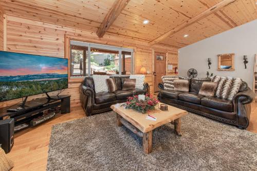 Paradise Peak - One of kind and breathtaking log cabin with Hot Tub and Game Room! in Big Bear Lake, USA