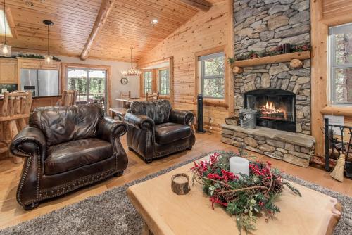 Paradise Peak - One of kind and breathtaking log cabin with Hot Tub and Game Room! in Big Bear Lake, USA