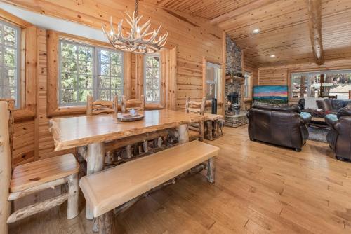 Paradise Peak - One of kind and breathtaking log cabin with Hot Tub and Game Room! in Big Bear Lake, USA