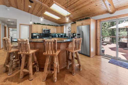 Paradise Peak - One of kind and breathtaking log cabin with Hot Tub and Game Room! in Big Bear Lake, USA