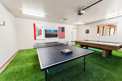 Paradise Peak - One of kind and breathtaking log cabin with Hot Tub and Game Room! in Big Bear Lake, USA