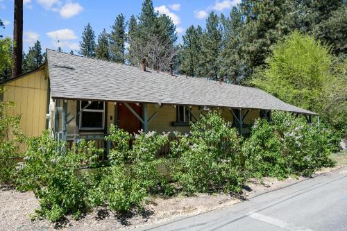 Parkside Cottage - Newly remodeled cabin walking distance to the lake and Village! Arcade Table! in Big Bear Lake, USA