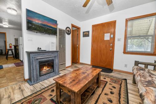 Parkside Cottage - Newly remodeled cabin walking distance to the lake and Village! Arcade Table! in Big Bear Lake, USA