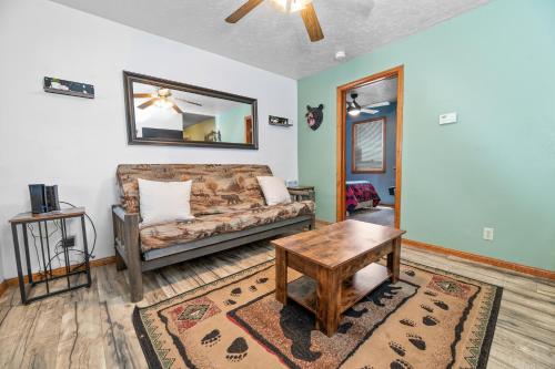 Parkside Cottage - Newly remodeled cabin walking distance to the lake and Village! Arcade Table! in Big Bear Lake, USA