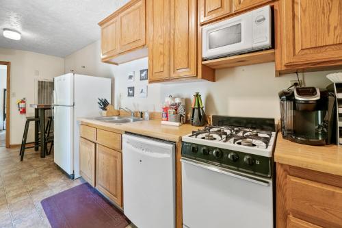 Parkside Cottage - Newly remodeled cabin walking distance to the lake and Village! Arcade Table! in Big Bear Lake, USA