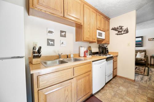 Parkside Cottage - Newly remodeled cabin walking distance to the lake and Village! Arcade Table! in Big Bear Lake, USA