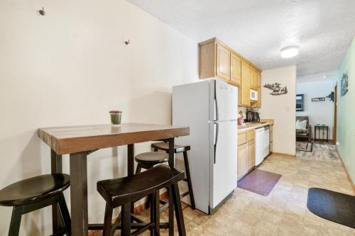 Parkside Cottage - Newly remodeled cabin walking distance to the lake and Village! Arcade Table! in Big Bear Lake, USA