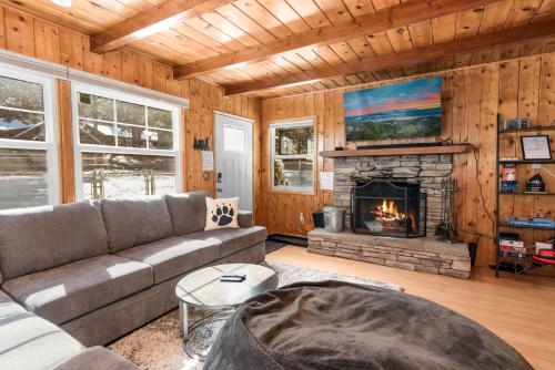 Bears Booth - A true cabin experience with all the charm! Stunning wood interior! in Big Bear City, USA