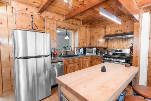 Bears Booth - A true cabin experience with all the charm! Stunning wood interior! in Big Bear City, USA