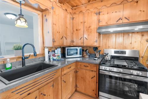 Bears Booth - A true cabin experience with all the charm! Stunning wood interior! in Big Bear City, USA