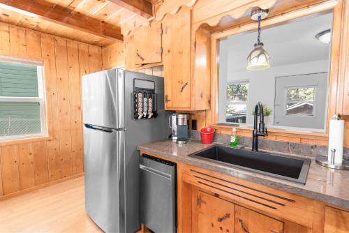Bears Booth - A true cabin experience with all the charm! Stunning wood interior! in Big Bear City, USA