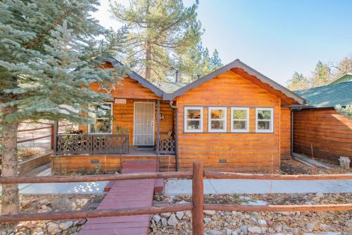 Pine Forest Cabin - Adorable vintage cabin with a cozy wood burning fireplace and foosball table!