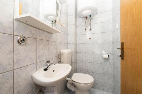 One-Bedroom Apartment image 6