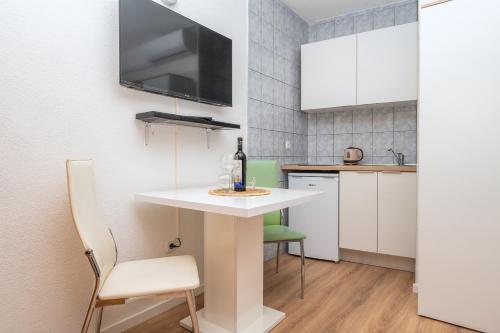 One-Bedroom Apartment image 5