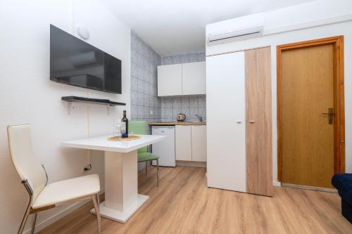 One-Bedroom Apartment image 4