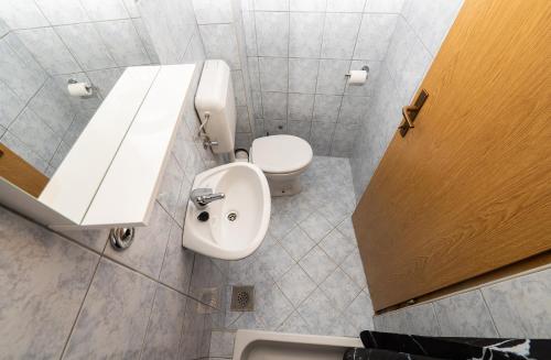 One-Bedroom Apartment image 7