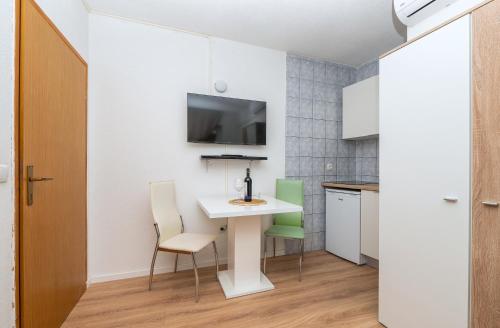 One-Bedroom Apartment image 3
