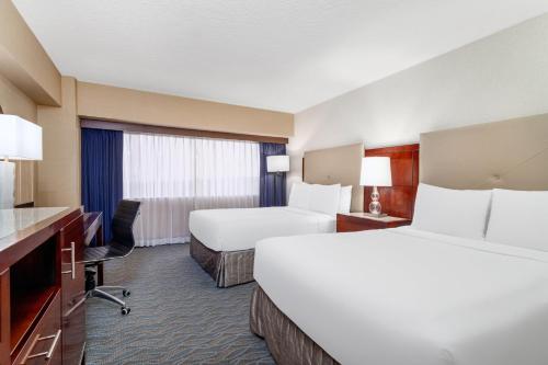 Crowne Plaza Los Angeles Harbor Hotel Room Type - Standard Double Room with Two Double Beds and Accessible Tub - Mobility Access