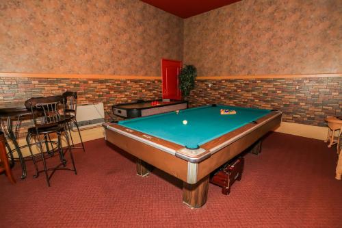 Summit Adventure - Beautiful, spacious and quiet home! Foosball, pool and poker table! Jet tub! in Big Bear Lake, USA