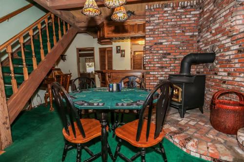 Summit Adventure - Beautiful, spacious and quiet home! Foosball, pool and poker table! Jet tub! in Big Bear Lake, USA