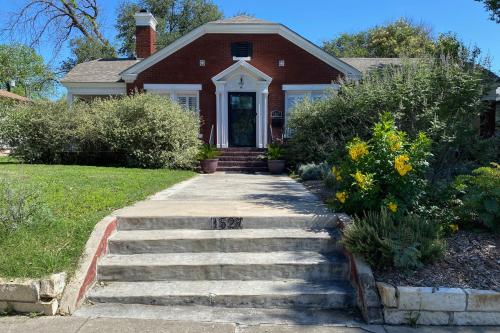 Woodlawn Avenue Beauty in San Antonio, USA