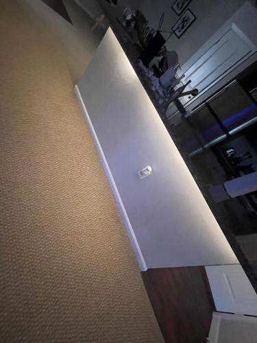 Loftly Luxury Modern Oasis 2BR 2BA apartment Windermere FL, near Disney, Universal Studios, Magic Kingdom, Pool, Gym, Patio, free cable, wifi, free parking, gym, Alexa, lake, gated community, spacious closets, close to shops and mall in Orlando, USA