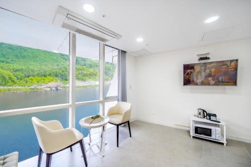 . Crest72 Hotel