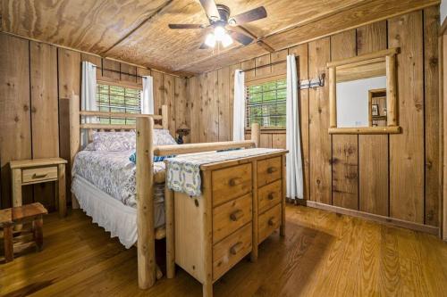 Wears Valley Cabin on 5 Acres, Hot Tub, Pets in Sevierville, USA