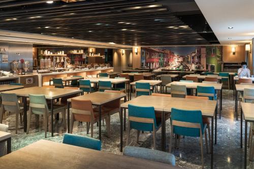 Restaurant, GOGO HOTEL City Hall in Xitun District