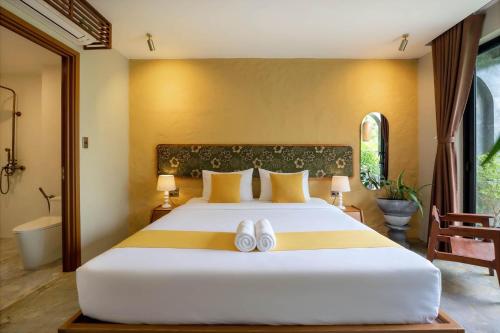 King Room with Garden View image 8