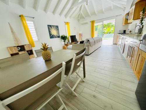 Villas TROPICAL & EXOTIC, 6 chambres avec 2 piscines in Le Moule