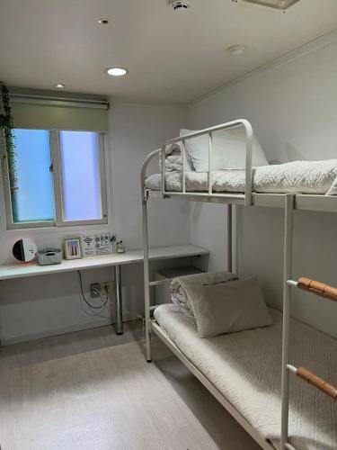Twin Room image 4