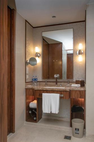 Sheraton Grand Shanghai Pudong Hotel & Residences, Shanghai (photo 10)