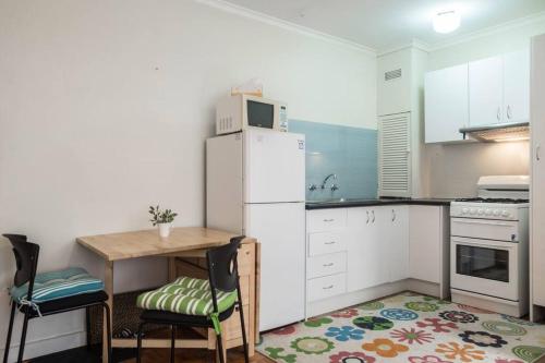 Elwood Beach Apartment (2 min walk from beach)