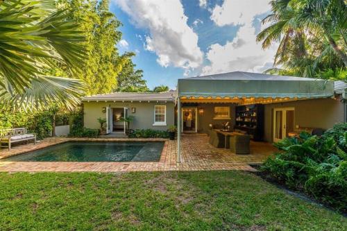 The Luxury Sunset Villa! Saltwater Pool & Hot Tub! in West Palm Beach, USA