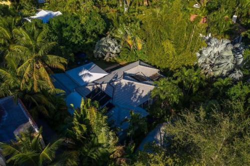 The Luxury Sunset Villa! Saltwater Pool & Hot Tub! in West Palm Beach, USA