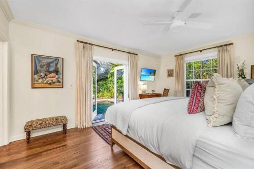 The Luxury Sunset Villa! Saltwater Pool & Hot Tub! in West Palm Beach, USA