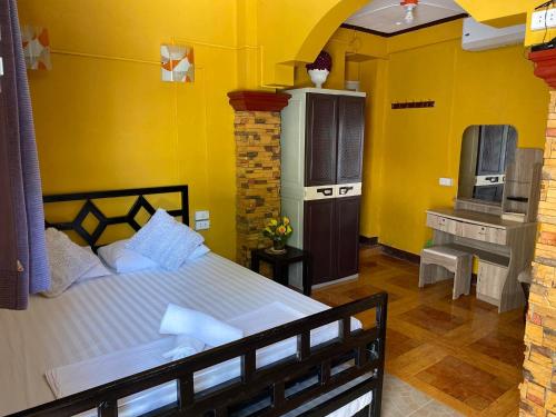 1 double bed, 2 twin beds