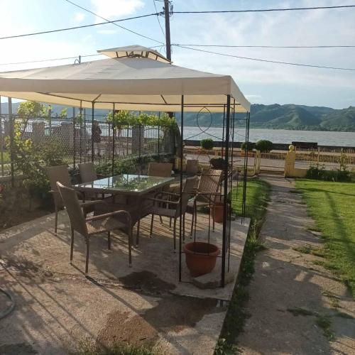 벨리코 그라디스테 Apartmani sa pogledom na Dunav - Akademik 5성급 게스트하우스 외관