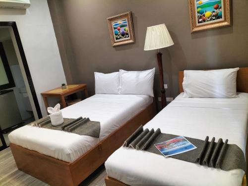 1 double bed, 1 twin bed